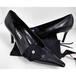 Chanel Black Classic Leather Camellia Felt Flower CC Pointy Pumps‎ Italy 40